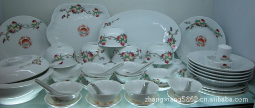 匠心之韻 探析景德鎮高白瓷、骨質瓷與青花釉中彩的瓷藝之美